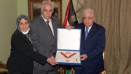 الرئيس محمود عباس وعائلة الكاتب الصحفي الراحل مكرم محمد أحمد