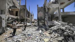 فلسطينيو سوريا يُساعدون أهالي مخيم اليرموك بإزالة أنقاض المنازل