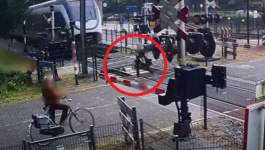 بالفيديو: فتاة تنجو بأعجوبة من حادث دهس قطار سريع