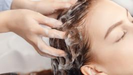 وصفات طبيعية لتنظيف الشعر بدل الشامبو