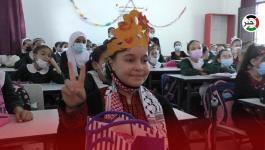طفلة تعود لمقاعد الدراسة بعد بتر الاحتلال لساقها في العدوان الأخير على غزّة