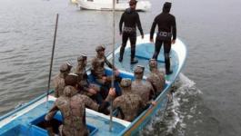 الشرطة البحرية تُنقِذ 3 صيادين بعد تعطل مركبتهم في بحر الوسطى