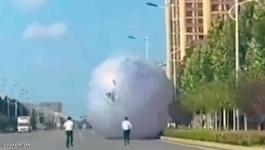 بالفيديو: كرة عملاقة غامضة تسبب فوضى في شوارع الصين.. ما القصة؟