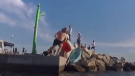 سباق سباحة بين الكلاب وأصحابها بشواطئ جزيرة كرواتية.