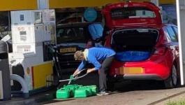 خوفًا من نقص الوقود.. سائقون في بريطانيا يستولون على حصص البنزين