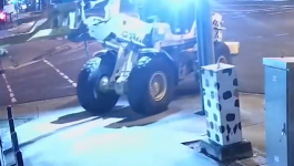 لص استرالي يستخدم جرافة لتدمير واجهة متجر وسرقة دراجتين بخاريتين