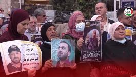 وقفة لأهالي الأسرى المضربين عن الطعام في رام الله للمطالبة بالإفراج عن أبنائهم.