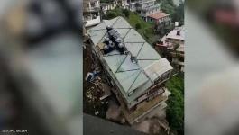 بالفيديو: انهيار مبنى من 8 طوابق في الهند