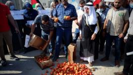 لهذا السبب.. مزارعو غزّة ينظمون وقفة أمام البوابة الخارجية لمعبر كرم أبو سالم التجاري
