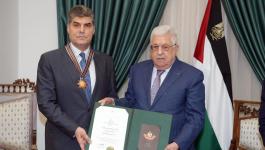 الرئيس عباس يمنح اللواء حازم عطا الله وسام نجمة القدس العسكري
