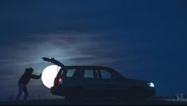 بولندى يسرق القمر فى حقيبة سيارته بجلسة تصوير سحرية استغرقت عامين