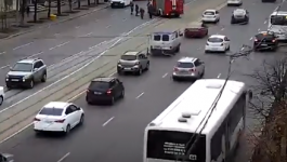 سيارة إطفاء روسية تقطع طريقًا سريعًا لتساعد عجوز في عبور الطريق