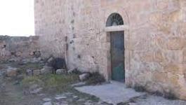 مستوطنون يعتدون على مقام أثري في الخليل والاحتلال يخطر بمنع ترميمه