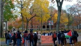 إطار طلابي في جامعة هارفرد الأمريكية يُنظم مظاهرة للمطالبة بإنهاء الاحتلال 