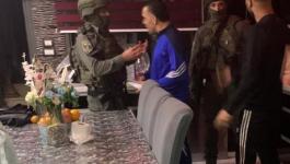 شاهد.. الاحتلال يقتحم منزل محافظ القدس ويعتدي على ساكنيه بوحشية