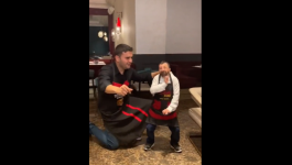 فيديو: التركي الشهير كوكسال بابا يرقص مع الشيف بوراك ويعانقه