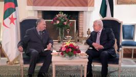 الرئيس محمود عباس أثناء لقاء رئيس مجلس الامة الجزائر.jpg
