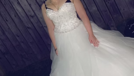بريطانية تحرق فستان زفافها فى حفلة الطلاق