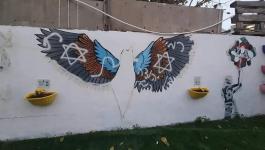 مستوطنون يخطون شعارات عنصرية في حي الشيخ جرّاح بالقدس
