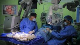 كادر طبي غزّي يُجري زراعة جهاز قوقعة إلكترونية لطفل 