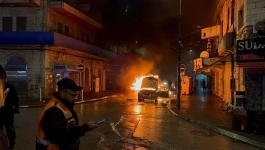 شبان يحرقون سيارة مستوطنين وسط مدينة رام الله وجيش الاحتلال يُعقب