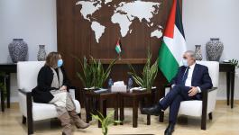 رئيس الوزراء خلال لقائه منسقة الأمم المتحدة للشؤون الإنسانية في الأراضي الفلسطينية.jpg