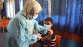 شاهد.. البدء بتطعيم طلبة الصف السابع وحتى التاسع ضد فيروس كورونا في قطاع غزة