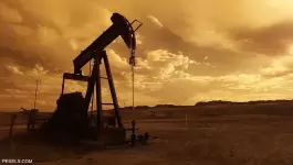 النفط.. يتراجع بسبب مخاوف من ارتفاع الإصابات بكوفيد-19