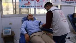 أساتذة وطلاب من جامعة الأقصى يشاركون في حملة التبرع بالدم