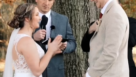 أمريكية تفاجئ عريسها الأصم باستخدام لغة الإشارة أثناء عقد زواجهما