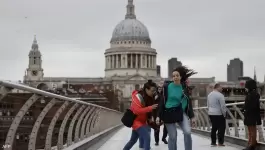 بالفيديو: بريطانيون يكافحون للصمود أمام 