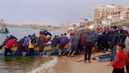 إصابة صياد جراء انقلاب قارب في بحر غزة.jpg