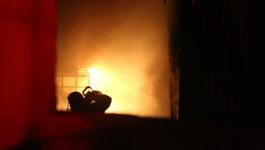 شاهد: اندلاع حريق كبير داخل منزل غرب مدينة خانيونس
