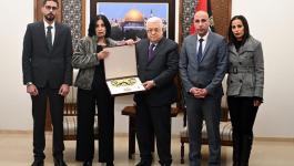 الرئيس عباس يمنح القائد الراحل عبد الرحيم ملوح وسام نجمة الشرف من الدرجة العليا