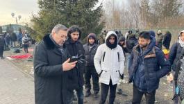السفير الدجاني يطمئن على أبناء جاليتنا وطلبتنا على الحدود الأوكرانية البولندية.jpg