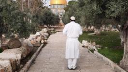 رجل دين يهودي يقتحم المسجد الأقصى بزيه الكهنوتي لأول مرة