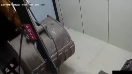 بالفيديو: لصوص سرقوا آلة صراف وكانت نهايتهم في حفرة عميقة