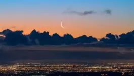 مركز الفلك الدولي: رؤية هلال العيد اليوم السبت مستحيلة