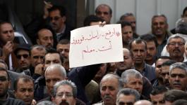محامٍ فلسطيني يُفند صحة قرار المحكمة الإدارية بوقف إضراب المعلمين
