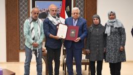 الرئيس عباس يمنح والدة عميد الأسرى كريم يونس وسام فلسطين 