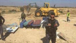 الخليل: الاحتلال يخطر بوقف العمل في خيمة وثلاثة مساكن وبئر