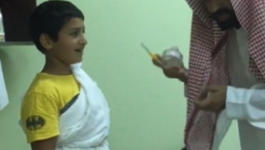 فيديو.. معلم سعودي يبدع في تعليم طلابه مناسك العمرة