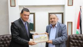 رئيس بلدية الخليل يلتقي بسفير رومانيا لدى فلسطين