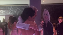 بالفيديو: رقصة مؤثرة لعروس مع مجسم لوالدتها المتوفاة يحصد ملايين المشاهدات على 