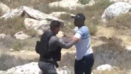 بالفيديو.. فلسطيني يتصدى لجنود الاحتلال لحظة اعتقاله في الخليل