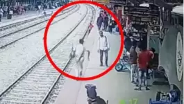 بالفيديو.. إنقاذ رجل هندي من الدهس قبل ثوان من مرور القطار