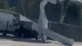 بالفيديو: الطيار المحظوظ نجا من الموت.. مشهد لسقوط طائرته