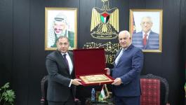 وزير الداخلية يكرم السفير المصري لانتهاء مهامه في فلسطين