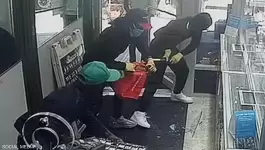 فيديو يرصد سرقة محل مجوهرات في وضح النهار