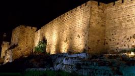 بلدية الاحتلال تشوه سور القدس التاريخي برسومات وشعارات تلمودية